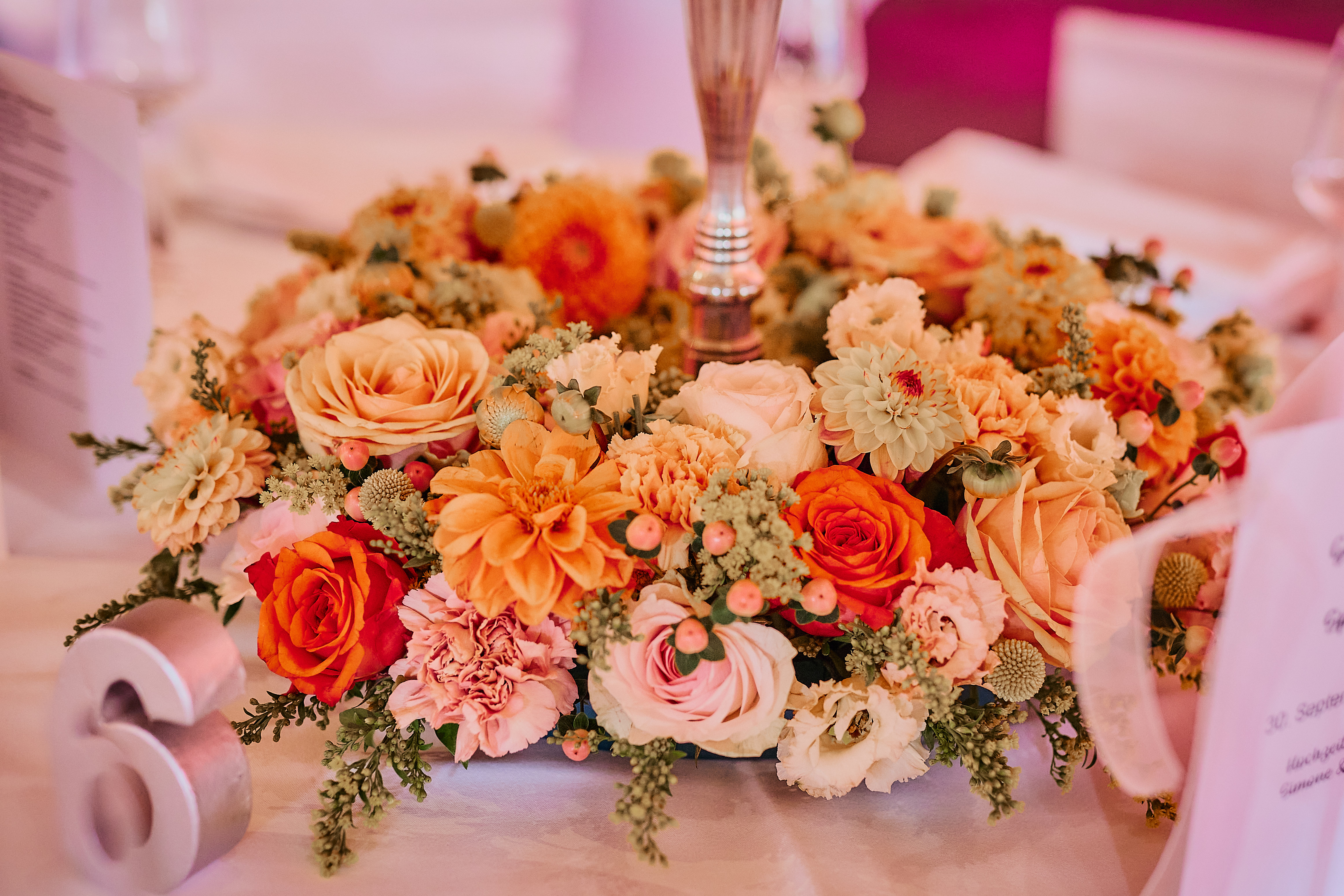 Florale Eventdekoration in Pastellfarben